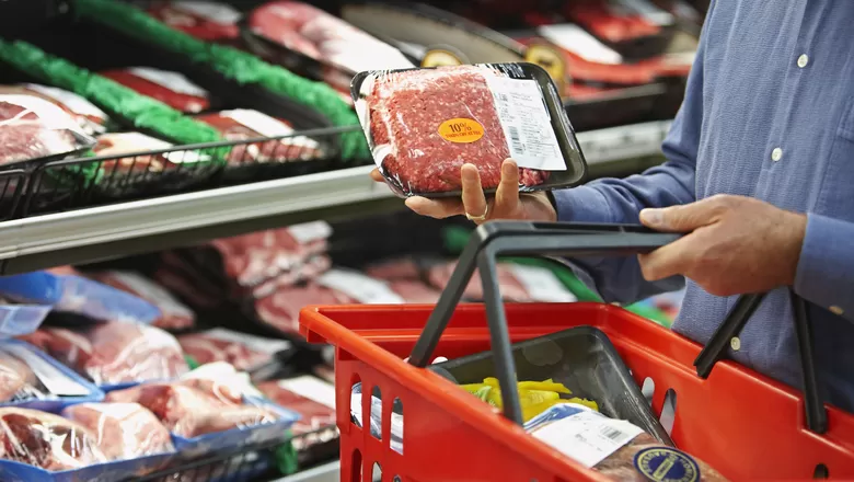 Intenção de consumo das famílias tem quarta queda consecutiva